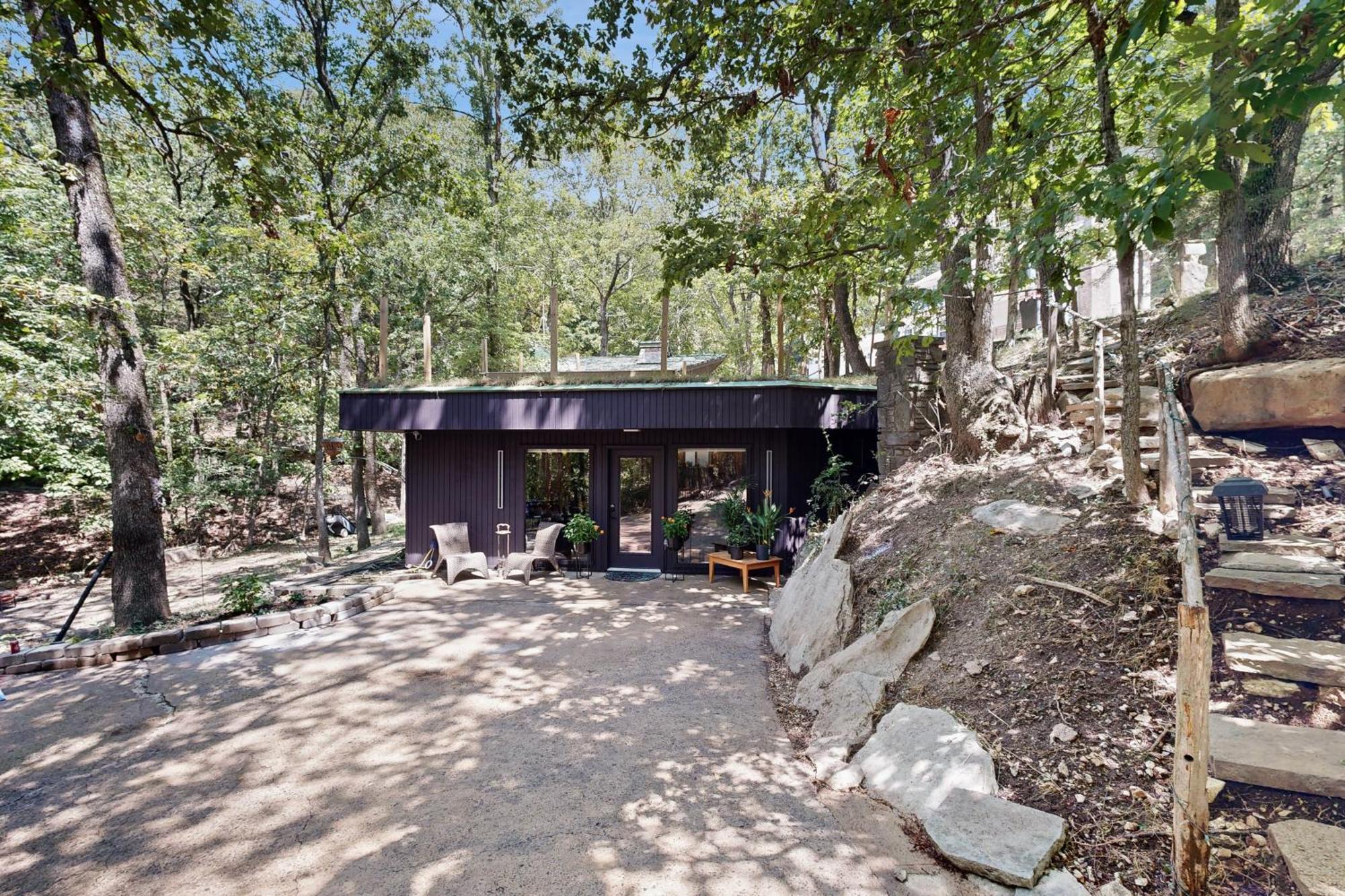 Underhill A Modern Hobbit Hole Villa Garfield Exterior photo